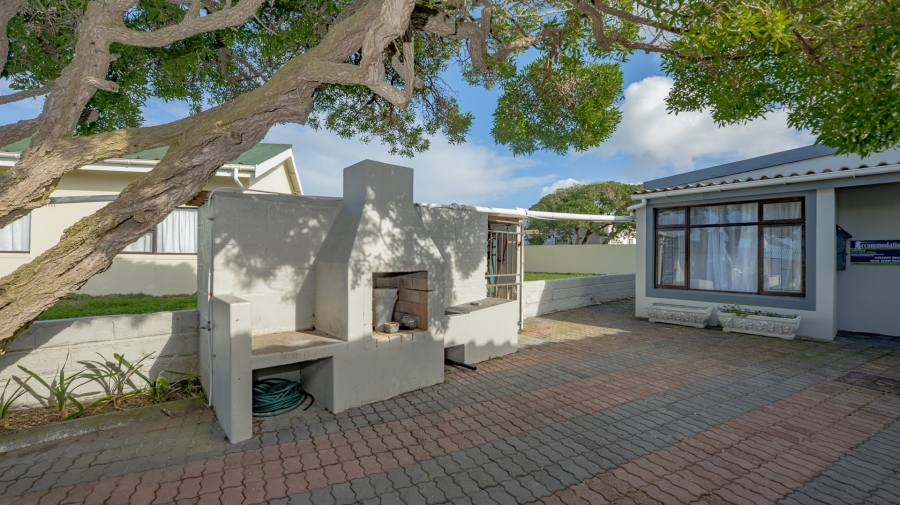 4 Bedroom Property for Sale in Struisbaai Western Cape